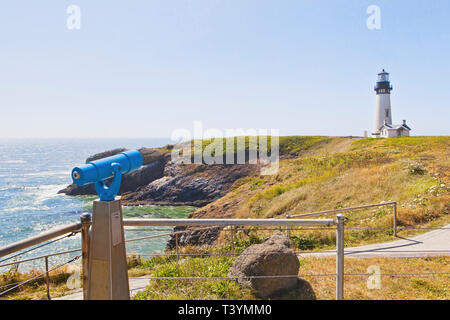 Teleskop mit Blick auf Leuchtturm auf Felsen, Newport, Oregon, Vereinigte Staaten von Amerika Stockfoto