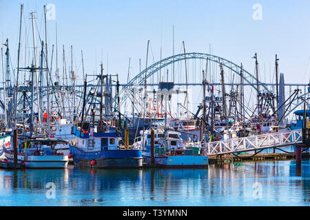 Boote festmachen im Hafen, Newport, Oregon, Vereinigte Staaten von Amerika Stockfoto