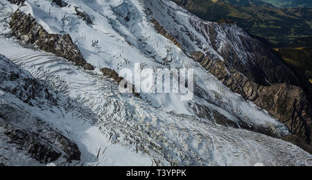 Verschneite Gletscher in Bergen, Chamonix, Frankreich Stockfoto
