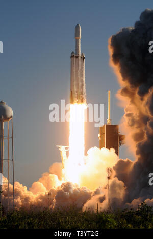 Eine SpaceX Falcon 9 Heavy Rakete hebt ab um 6:35 Uhr auf dem Kennedy Space Center, Florida am 11. April. 2019. Die Rakete ist die Steigerung der Arabsat 6 Satel Stockfoto