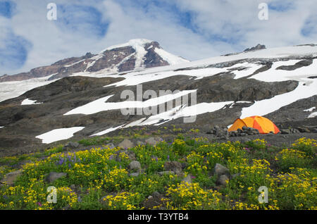 Zelt auf einem Campingplatz in abgelegenen Landschaft Stockfoto