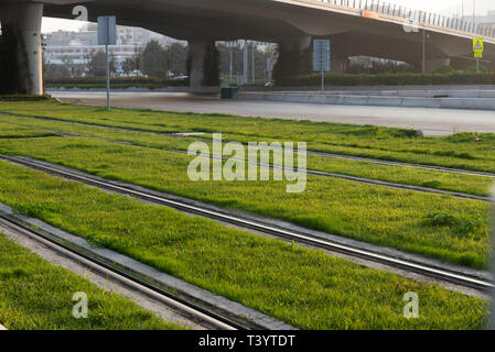 Straßenbahn Schienen mit Gras in Izmir Türkei. Stockfoto