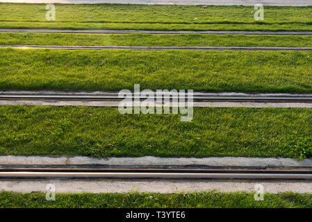 Straßenbahn Schienen mit Gras in Izmir Türkei. Stockfoto