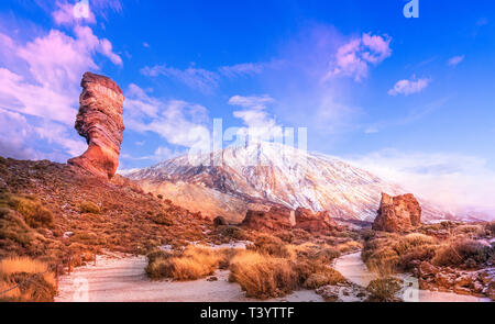 Blick auf einzigartige Felsformation Roque Cinchado, Nationalpark Teide, Teneriffa, Kanarische Inseln, Spanien Stockfoto