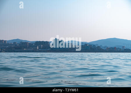 Wladiwostok Blick auf die Stadt vom Meer Stockfoto