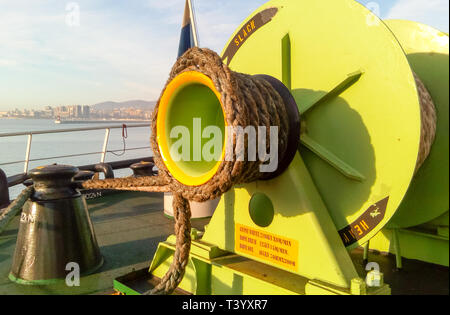 Babina mit einem Meer festmacher Seil. Liegeplatz auf dem Schiff. Stockfoto