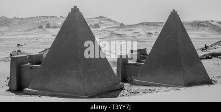 Meroe, Sudan, Februar 10., 2019: Wiederherstellung der schwarzen Pharaonen Pyramiden von Meroe im Sudan Stockfoto