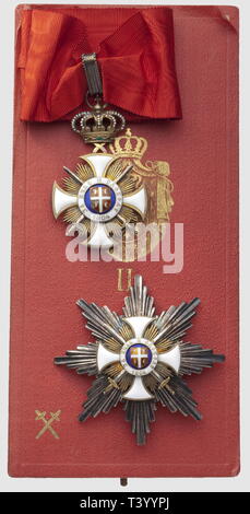 Ordre de l'Etoile de Karageorge, ensemble de Grand Officier, à titre Militaire, dans son coffret de la Maison' Arthus Bertrand Paris' bien marqué, Plakette 83 mm et commandeur 79 mm, petit Eklats sur le Rouge du blason. Créé par le Roi Pierre 1er de Serbie remplacer Le 14 Janvier 1904 l'Ordre de Milos le Grand du fait du remplacement de la Dynastie des Obrenovitch par Celle de Karageorge gießen. Il était destiné à récompenser les Services éminents civils et militaires, Additional-Rights - Clearance-Info - Not-Available Stockfoto