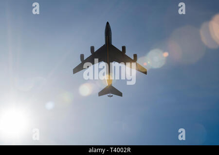 Ein 909 . Air Refuelling Squadron KC-135 Stratotanker zieht, 11. April 2019, bei Yokota Air Base, Japan. Die 909 ARS bietet die Luftbetankung Fähigkeiten US, Verbündete und Partner im pazifischen Raum der Verantwortung. (U.S. Air Force Foto von älteren Flieger Donald Hudson) Stockfoto