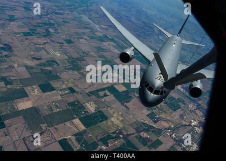 Die KC-46A Pegasus von McConnell Air Force Base Manöver in Position Kraftstoff aus einer KC-135 Stratotanker April 8, 2019 zu erhalten, Kansas. Die KC-135 können eine maximale Last von 200.000 Pfund der Kraftstoffpumpe. (U.S. Air Force Foto von Airman 1st Class Skyler Kämme) Stockfoto