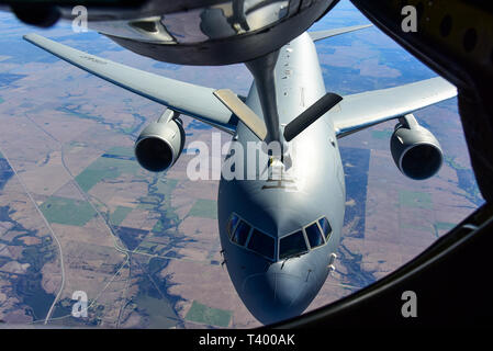 Die KC-46A Pegasus von McConnell Air Force Base Ansätze Kraftstoff aus einer KC-135 Stratotanker April 8, 2019 zu erhalten, Kansas. Die KC-135 hat die core Luftbetankung Fähigkeit für die United States Air Force für mehr als 60 Jahre zur Verfügung gestellt. (U.S. Air Force Foto von Airman 1st Class Skyler Kämme) Stockfoto