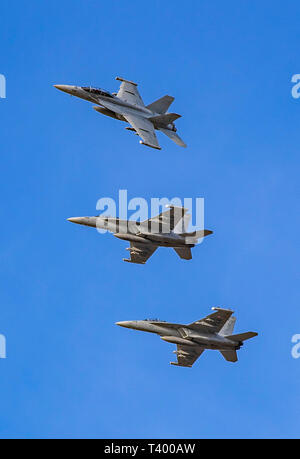 190329-N-KL 795-1005 Whidbey Island, WA (29. März 2019) Drei EA-18G Growlers am Naval Air Station Whidbey Island brechen die Ausbildung, wie sie sich vorbereiten, zu landen. (U.S. Marine Foto von Chief Mass Communication Specialist Paul Seeber/Freigegeben) Stockfoto