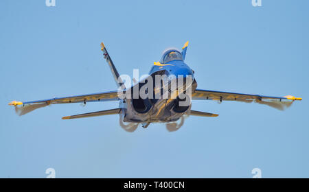 190410-N-UK 306-1391 Pensacola, Fla (10. April 2019) Lead solo Pilot Lt.Cmdr. Brandon Hempler, zu der US-Navy Flight Demonstration Squadron, die Blue Angels zugewiesen, führt die "Sneak Pass"-Manöver während einer Praxis Demonstration am Naval Air Station (NAS) Pensacola. Das Team wird voraussichtlich 61 Flugvorführungen an 32 Standorten im Land der Stolz und die Professionalität der US Navy und Marine Corps zur Schau zu stellen, die amerikanische Öffentlichkeit auf die im Jahr 2019 durchzuführen. (U.S. Marine Foto von Mass Communication Specialist 2. Klasse Timothy Schumaker/Freigegeben) Stockfoto