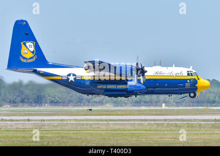 190410-N-UK 306-1723 Pensacola, Fla (10. April 2019) der US-Navy Flight Demonstration Squadron, die Blue Angels, C-130 Transportflugzeuge, liebevoll bekannt als Fat Albert, nimmt während einer Praxis Demonstration am Naval Air Station (NAS) Pensacola. Das Team wird voraussichtlich 61 Flugvorführungen an 32 Standorten im Land der Stolz und die Professionalität der US Navy und Marine Corps zur Schau zu stellen, die amerikanische Öffentlichkeit auf die im Jahr 2019 durchzuführen. (U.S. Marine Foto von Mass Communication Specialist 2. Klasse Timothy Schumaker/Freigegeben) Stockfoto