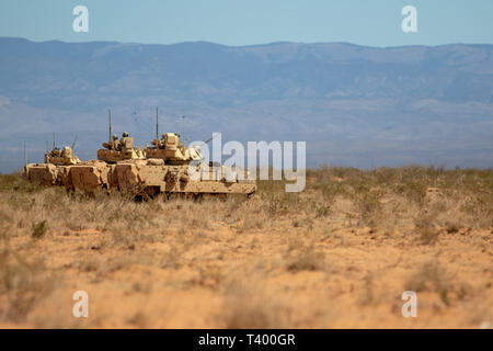 Eine Gruppe von Bradley Kampffahrzeugen an 2nd Brigade Combat Team zugeordnet, 1. Panzerdivision, sich ihrem Ziel während der Übung Streik konzentrieren, um orogrande Bereich Lager, N.M., April 8, 2019. Streik Focus ist ein vielschichtiges und multi-Woche lange Übung, die zahlreichen operativen Aspekte einer Brigade Combat Team in einem geschlossenen Betrieb betont Letalität, Bereitschaft und Bedienbarkeit. (U.S. Armee Foto von SPC. Matthew J. Marcellus) Stockfoto