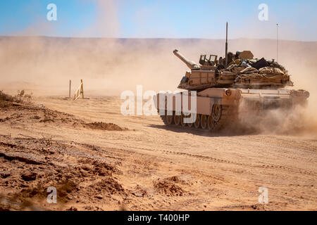 Ein M1 Abrams Battle Tank auf das erste Bataillon zugeordnet, 37th Armored Regiment, 2nd Brigade Combat Team, 1.Infanterie Division, Erlös an das Ziel während der Übung Streik konzentrieren, um orogrande Bereich Lager, N.M., April 8, 2019. Streik Focus ist ein vielschichtiges und multi-Woche lange Übung, die zahlreichen operativen Aspekte einer Brigade Combat Team in einem geschlossenen Betrieb betont Letalität, Bereitschaft und Bedienbarkeit. (U.S. Armee Foto von SPC. Matthew J. Marcellus) Stockfoto