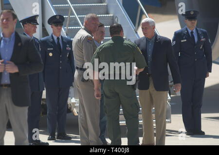 U.S. Vice President Mike Pence grüßt Tucson Sektor Chief PATROL-Agent Roy Villareal, ein Besuch vor seinem Eintauchen mit Zoll- und Grenzschutz zu Davis-Monthan Air Force Base, Ariz., 11. April 2019. Diese dynamische, cross-funktionale Beziehung mit Zoll- und Grenzschutz weitet Fähigkeit Davis-Monthan Air Force Stützpunkt der nationalen Sicherheit zu unterstützen. (U.S. Air Force Foto von älteren Flieger Cheyenne A. Befugnisse) Stockfoto