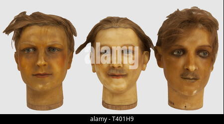 TROISIEME REPUBLIQUE 1870-1914, Lot de Trois Temple de cire, munies de Cheveux, sourcils et de deux Schnurrbärte, yeux Bleus. Rares et élégants modèles Debüt-milieu XXème siècle, sur Deux nicht Marqués" Girard Paris' Sockel Bois (et Nr. 17, 23 sur ces derniers et 333.4 sur l'autre). Hauteur 15-17 cm, diamètre Environ 10 cm. Quelques manques, Sur Les Oreilles unter anderem, Additional-Rights - Clearance-Info - Not-Available Stockfoto