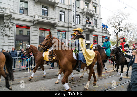 Zürich, ZH/Schweiz - April 8, 2019: Prozession der traditionellen guildsmen und die Spring Festival Parade bei Sechselauten in Zürich Stockfoto