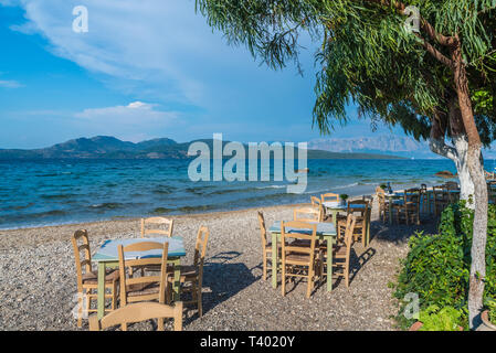 Taverna mit Tisch und Stühlen auf Nikiana Beach, Insel Lefkada, Griechenland Stockfoto