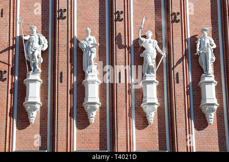 Skulpturengruppe auf der Fassade des Hauses der Mitesser. Riga. Lettland Stockfoto