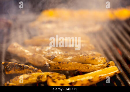 Gegrillte Darm Schweinefleisch auf dem Grill Stockfoto