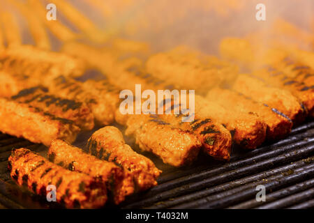 Fleisch Rollen (Mititei, Mici) auf dem Grill, das ist ein traditionelles Gericht Balcanic (Rumänisch) Stockfoto