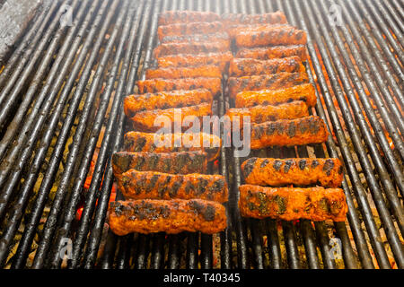 Fleisch Rollen (Mititei, Mici) auf dem Grill, das ist ein traditionelles Gericht Balcanic (Rumänisch) Stockfoto