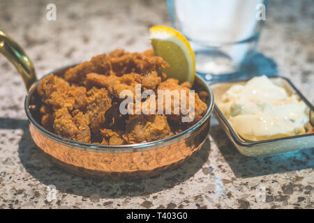 Tori karaage - Japanische Deep Fried Chicken Oberschenkel, gewürzt mit fünf - Gewürz mit Mayonnaise serviert. Stockfoto