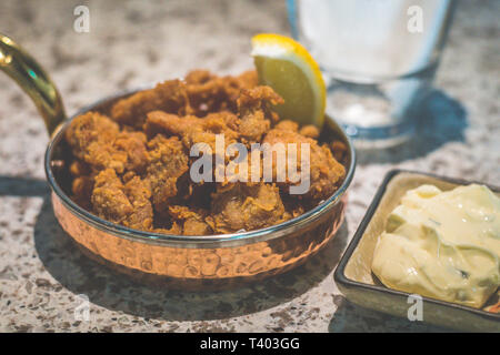Tori karaage - Japanische Deep Fried Chicken Oberschenkel, gewürzt mit fünf - Gewürz mit Mayonnaise serviert. Stockfoto