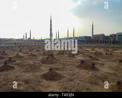 Madinah, Saudi-Arabien März 2019, Muslime an Propheten Mohammed Moschee Platz in Madinah Al-Munawarrah. Blick auf Baqee' muslimische Friedhof bei Masjid mosqu Stockfoto