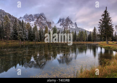 Ein Blick auf den Sonnenaufgang des Lago Antorno, einem kleinen Teich in den Dolomiten von Ampezzo, durch einige der schönsten Berge der Welt, wie Tr umgeben Stockfoto