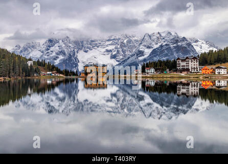 Einen ruhigen Blick auf den Sonnenaufgang über den See von Misurina, einem See in den Dolomiten d'Ampezzo, nicht weit von der Stadt Cortina, mit dem majestätischen Felswände Stockfoto