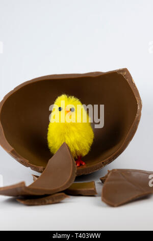 Gelbe toy Huhn mit Osterei auf weißem Hintergrund Stockfoto