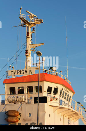 TRIESTE, 24. März 2019: Brücke, Mast und Trichter einer angedockt Bunkern Schiff, das im Licht der untergehenden Sonne im Norden freien Port Stockfoto