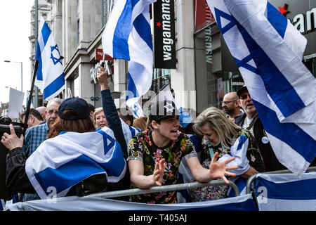 Israelische Gruppe hinter Hindernis außerhalb der Israelischen Botschaft bei einer Rallye durch Palästinenser in London geschützt. Existieren, widerstehen, zurück. Ein globaler Aufruf zur Solidarität auf der 1. Jahrestag des Beginns der große Rückkehr März. Stockfoto