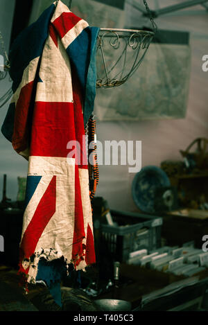Beschädigten alten Britische Flagge für Verkauf in einem Second-Hand-Laden Stockfoto