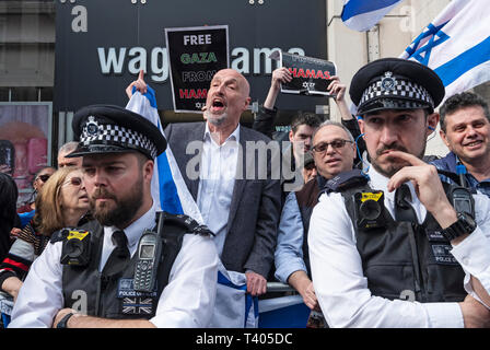 Israelische Gruppe hinter Hindernis außerhalb der Israelischen Botschaft bei einer Rallye durch Palästinenser in London geschützt. Existieren, widerstehen, zurück. Ein globaler Aufruf zur Solidarität auf der 1. Jahrestag des Beginns der große Rückkehr März. Stockfoto