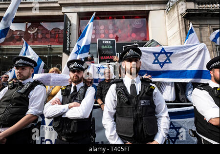 Israelische Gruppe hinter Hindernis außerhalb der Israelischen Botschaft bei einer Rallye durch Palästinenser in London geschützt. Existieren, widerstehen, zurück. Ein globaler Aufruf zur Solidarität auf der 1. Jahrestag des Beginns der große Rückkehr März. Stockfoto