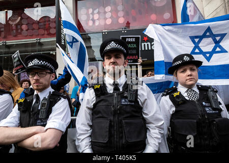 Israelische Gruppe hinter Hindernis außerhalb der Israelischen Botschaft bei einer Rallye durch Palästinenser in London geschützt. Existieren, widerstehen, zurück. Ein globaler Aufruf zur Solidarität auf der 1. Jahrestag des Beginns der große Rückkehr März. Stockfoto