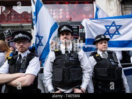 Israelische Gruppe hinter Hindernis außerhalb der Israelischen Botschaft bei einer Rallye durch Palästinenser in London geschützt. Existieren, widerstehen, zurück. Ein globaler Aufruf zur Solidarität auf der 1. Jahrestag des Beginns der große Rückkehr März. Stockfoto