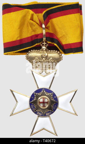 Ordre de la Croix du Mérite, commandeur zivilen en oder, 89 x 68 mm, avec son Ruban, fabrikationsnr. postérieure. Créé le 3 juillet 1857 par le Prince Georges Victor de Waldeck und Pyrmont pour les mérites Envers la Maison princière. En 1871, Il est par l'adjonction de Feuilles de Chênes, décernées à titre Militaire., Additional-Rights - Clearance-Info - Not-Available Stockfoto