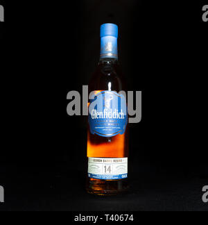 New York, NEW YORK - April 5, 2019: Flasche Glenfiddich Single Malt Scotch Whisky Schottland auf Anzeige an gekleidet Kilt Charity Fashion Show 2019 Edition an der Kirche der Heiligen Apostel Stockfoto