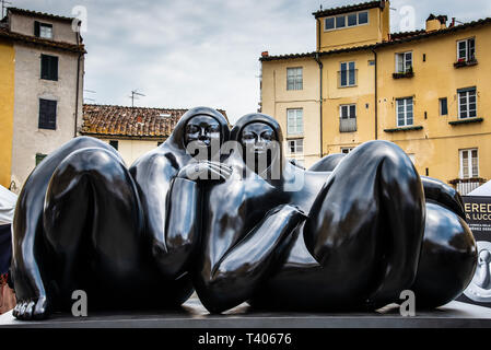 LUCCA, ITALIEN/22. JUNI 2018: eine Statue von zwei Frauen, die durch die Costa-ricanische Bildhauer Jorge Jiménez Deredia auf Anzeige in Lucca, Italien Stockfoto