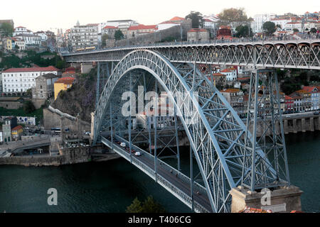 Einen erhöhten Blick auf Double Deck Metall arch Dom Luis I Brücke Struktur von Vila de Gaia Seilbahn nach Ribeira in Porto Portugal Europa KATHY DEWITT Stockfoto