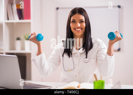 Junger Arzt spricht über die Bedeutung der Fitness. Stockfoto