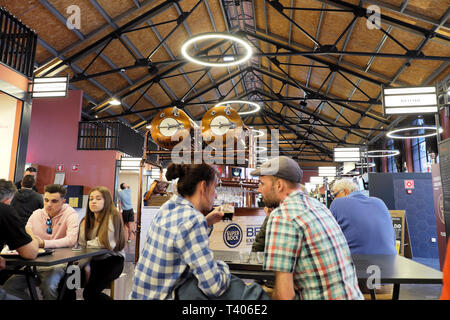 Paar Leute Bier trinken in einem Café Restaurant Tabelle im Mercado Beira-Rio Markt in Vila Nova de Gaia, Porto, Portugal Europa EU-KATHY DEWITT Stockfoto