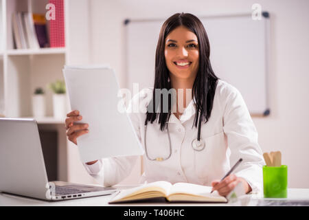 Porträt der jungen gerne Arzt in Ihrem Büro. Stockfoto