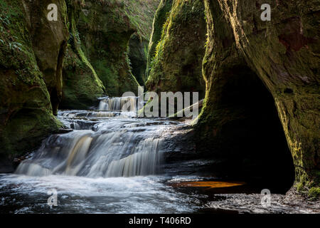 Carnock Brennen und des Teufels Kanzel in Finnich Glen Stirlingshire Schottland. Stockfoto