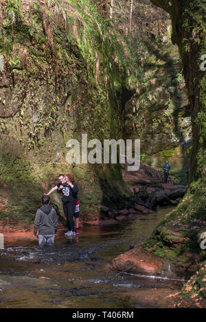 Menschen am Devils Kanzel in Finnich Glen und carnock Brennen, Stirlingshire Schottland. Stockfoto